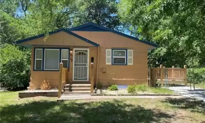 Kansas City House | Stylish-Fully Furnished 5bdrm Home Walking Distance from Arrowhead Stadium!
