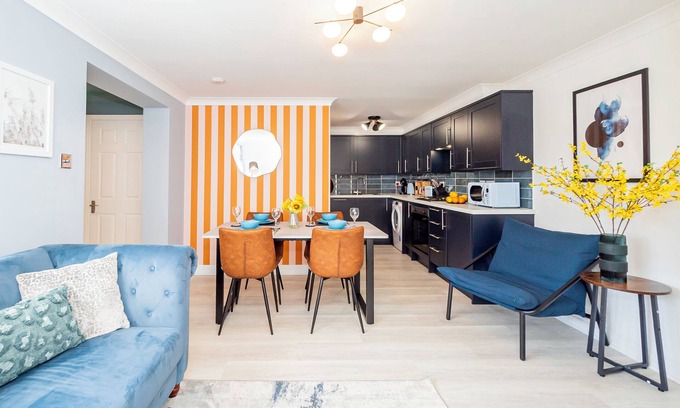 Southsea Apartment | Stylish Garden Flat near Beach