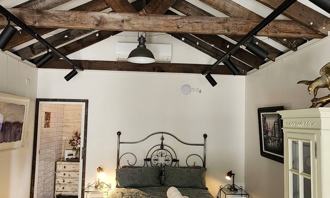 Parramatta House | Stylish Gallery Sleeps 4 | Near Parramatta CBD
