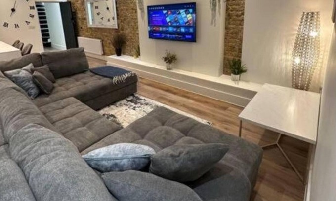 Westcliff-on-Sea Apartment | Stylish & Gorgeous 2BR w/WiFi & Netflix - City Centre Nr Cliffs Pavillion