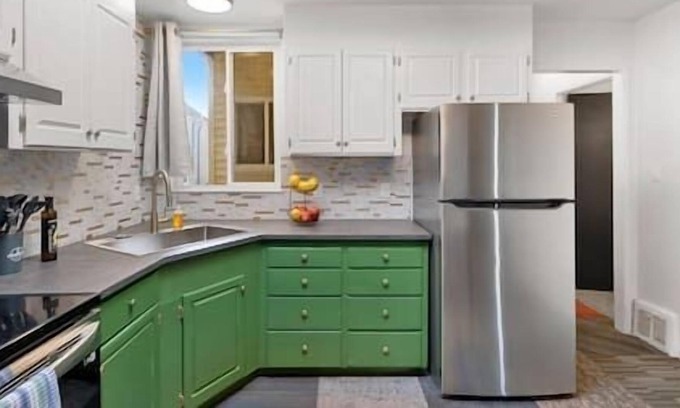 Downtown Apartment | Stylish Green n Gold 2bed/1bath