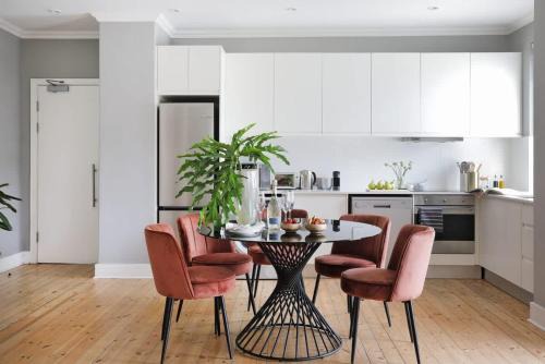Green Point Apartment | Stylish Green Point Apartment with Pool Access