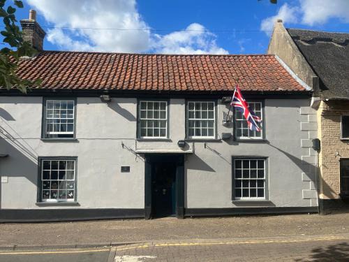 Stalham Apartment | Stylish Historic Apartment - Sleeps 3 & Parking