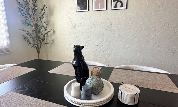 North Campus House | Stylish home, near UNM, Downtown, Old Town & Nob Hill
