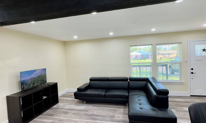 North San Antonio - SAT House | Stylish Home with Backyard In San Antonio