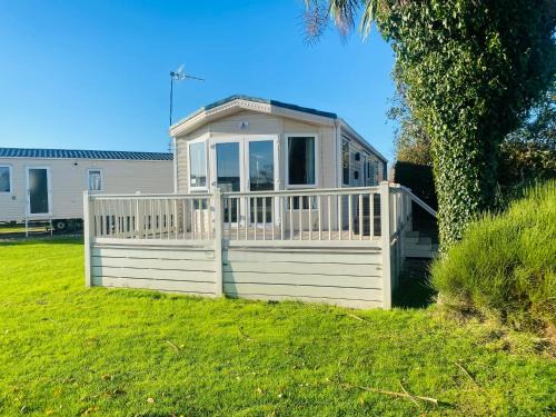 Colchester Resort | Stylish Inviting 2 Bedroom Caravan with Sea View