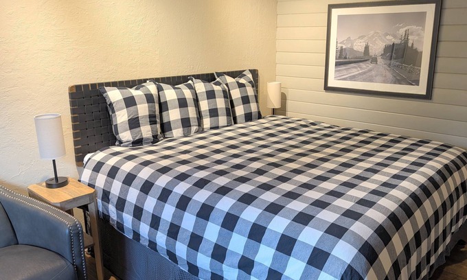 Four O'Clock Condo | Stylish King Bed Studio – Ski In, 200 Steps to Lift, Walk to Main Street