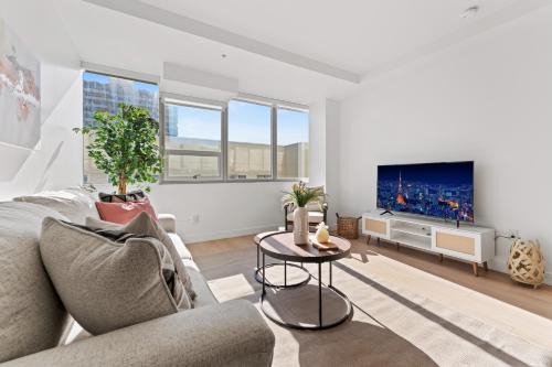 Wilshire Center Apartment | Stylish LA Getaway Location Wilshire Blvd 2 Bedroom