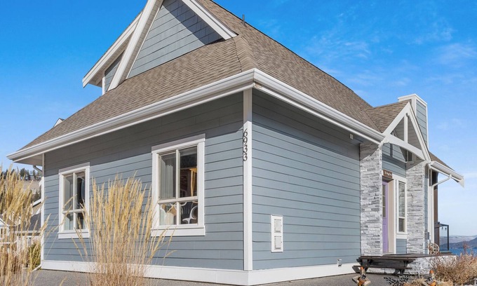 Central Okanagan House | Stylish lakeview cottage at La Casa Lakeside Resort!