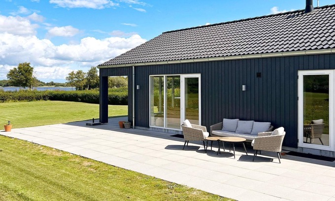 Ansager House | Stylish Lakeview Retreat-By Traum