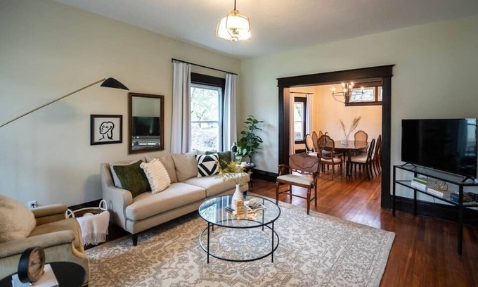 Downtown Des Moines House | Stylish Large Home with King Bed Near East Village