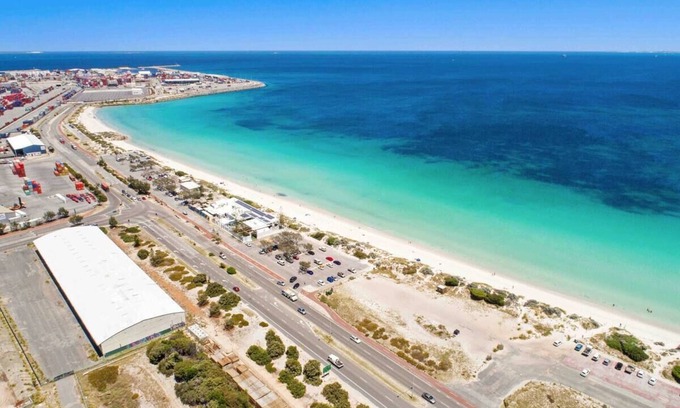 North Fremantle House | Stylish Living Near Port Beach With Two Car Baysn+ Starlink Internetn