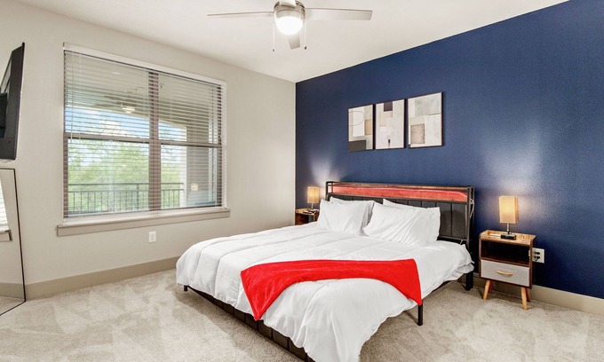 Southside Apartment | Stylish Lux 2BR Condo - Pool, Balcony, Parking