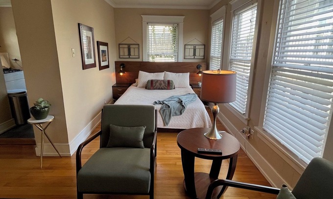 Neartown Apartment | Stylish Mid-Century Studio in the Heart of Montrose