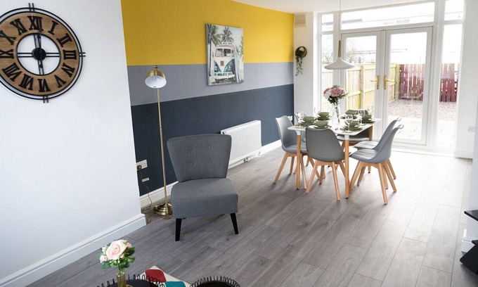 Newcastle-upon-Tyne House | Stylish Modern House - Free off road parking
