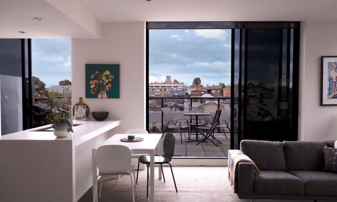 Richmond North Apartment | Stylish Modern Apt with Terrace