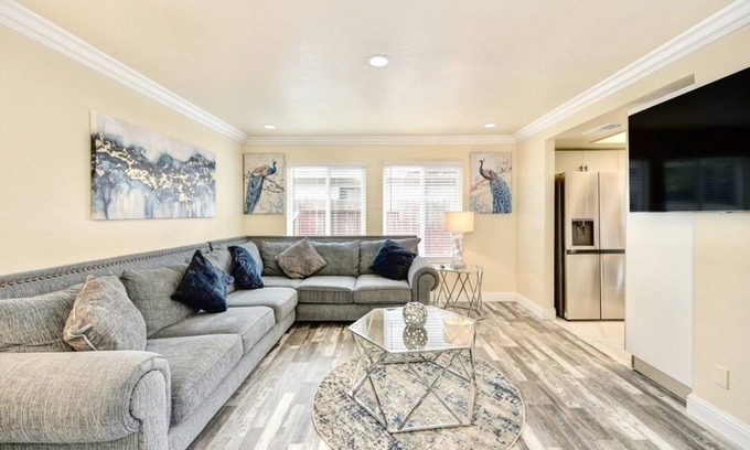 Southwestern Sacramento House | Stylish & Modern Sacramento Getaway Near Downtown!