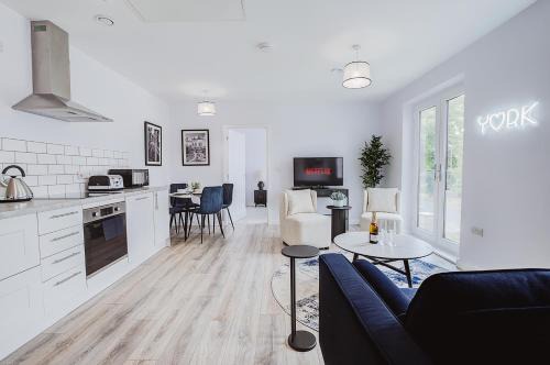 Heworth Apartment | Stylish new-build, free parking, 20-minute walk to city centre