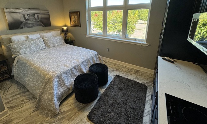 Smith Mountain Lake Condo | Stylish new studio on SML Mariners
