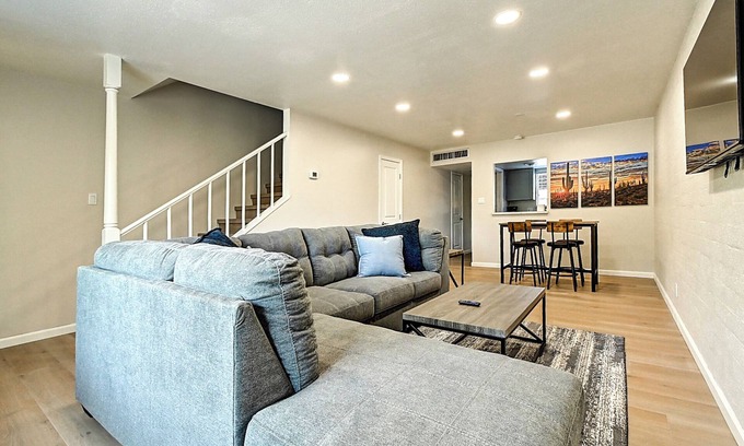 Fashion Square House | Stylish Old Town 2Bd 2Ba Townhome Pool AC Fashion Square