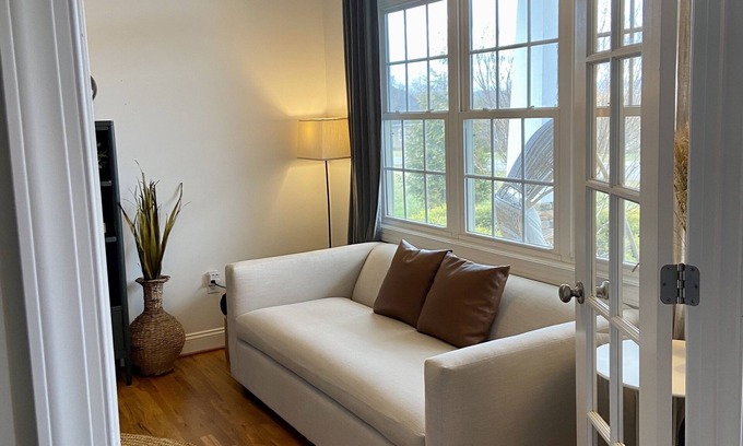 Forest House | Stylish, Peaceful 4BR, Mtn View, Jacuzzi, 4 dining areas, Patio & Large Yard