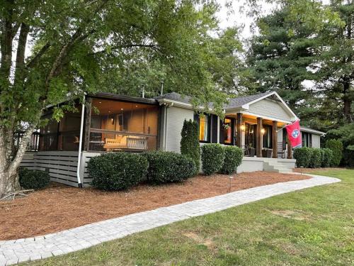 Franklin House | Stylish Private Home 1 mile from Downtown Franklin