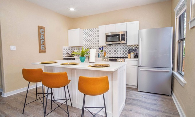 Nevada Street Apartment | Stylish Relaxing 3BR/2BA Near Cool Downtown Hype