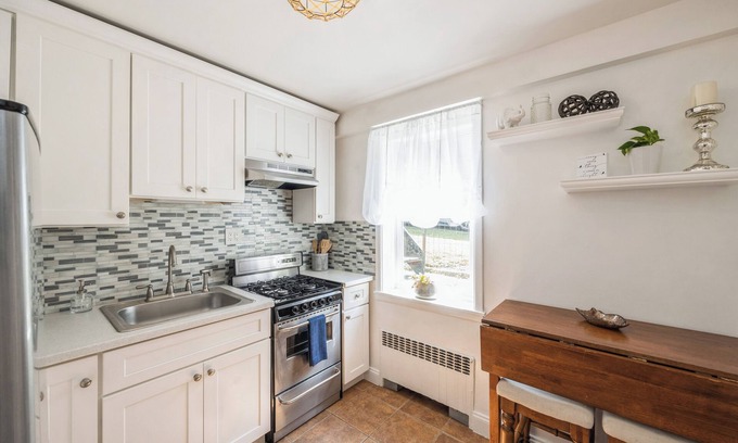 Southeast Yonkers Apartment | Stylish Retreat Blocks to Vibrant Bronx-Yonkers Pub Scene; 25 Minutes to NYC