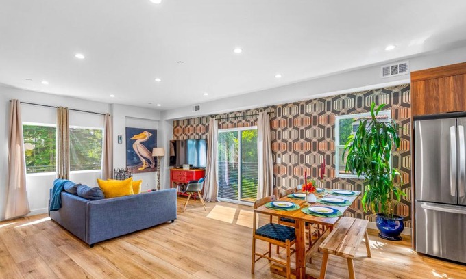 Sherman Oaks Apartment | Stylish Sherman Oaks Townhouse 3bed + 3.5bath All Master Suites