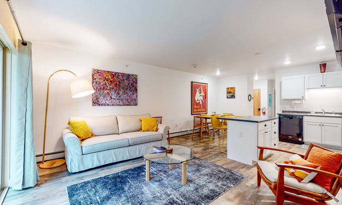 Warren Condo | Stylish ski-in/out condo with fireplace and resort pool access