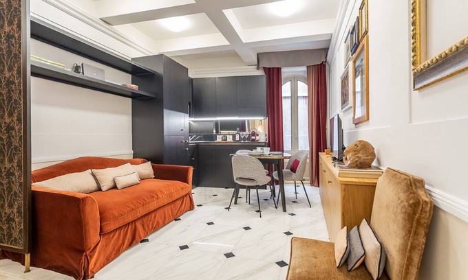 Rione III Colonna Apartment | Stylish Spanish Steps Retreat