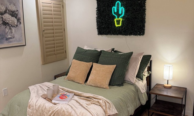 Roosevelt Apartment | Stylish Studio on Roosevelt Row – Fast Wi-Fi