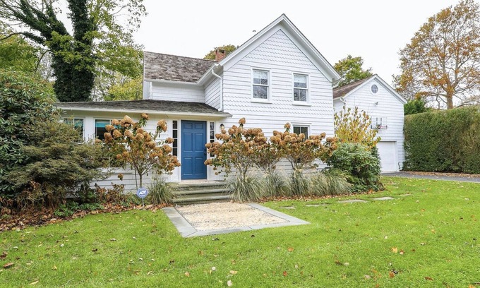 Village of Southampton Cottage | Stylish Sunny Artist's House close to the Beach