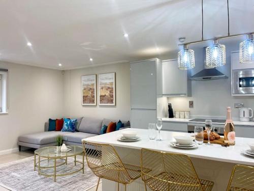 Century Wharf Apartment | Stylish Urban Escape Cardiff Bay Free Parking