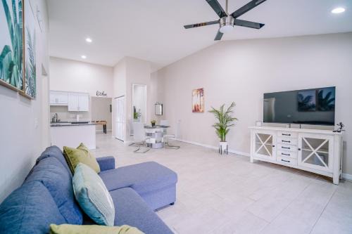 Lake Magdalene House | Stylish Urban Haven, Cozy, Central
