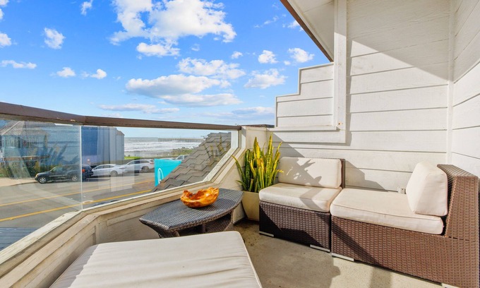 Cayucos House | Stylish, walkable suite with balcony, ocean & pier views - dog-friendly