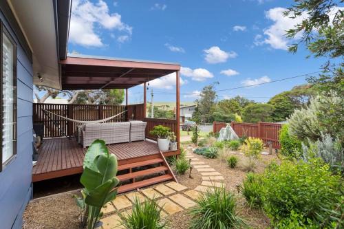 Smiths Beach House | Stylish Zen Bungalow w Firepit + Walk to Beach