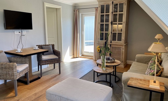 Kleinmorsum Apartment | Stylishly furnished 30 sqm apartment on the first floor with its own roof terrace