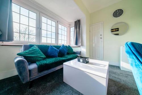 Wanstead Apartment | Stylist and Cosy 1 bed Apartment LongStay Parking Sleeps 3 WiFi