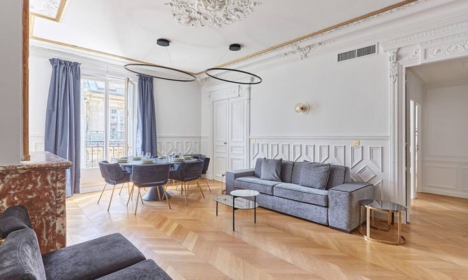 Champs-Elysees Apartment | Sublime Apartment Montaigne/Arc de Triomphe