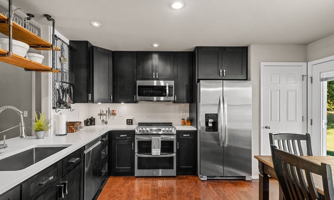 Farmington House | Suburban Social - 10 Min to I-49 &13 Min to UofA - Quiet Community Neighborhood
