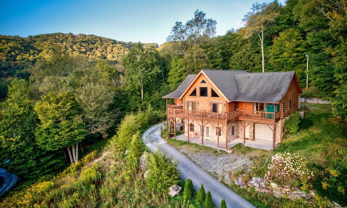 Banner Elk Cabin | Sugar Bear Lodge Log home across from Sugar MTN Hot tub, pool table, VIEWS!