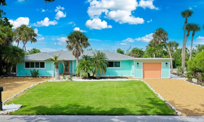 Sanibel House | Sugarfish: 3 BR/3BA Perfect Near Beach Getaway!