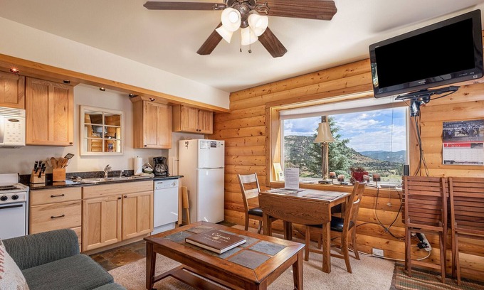 Estes Park Condo | Sugarloaf Mountain 17B - Romantic Condo with Fireplace and Mountain Views