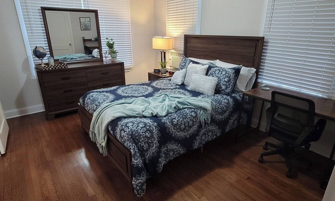 Historic Hyde Park North Apartment | Suite 12 - Casablanca of Hyde Park