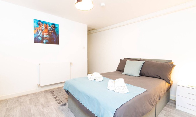 Sheffield Bed & Breakfast | Suite 2: Stylish Private Room in a Shared House