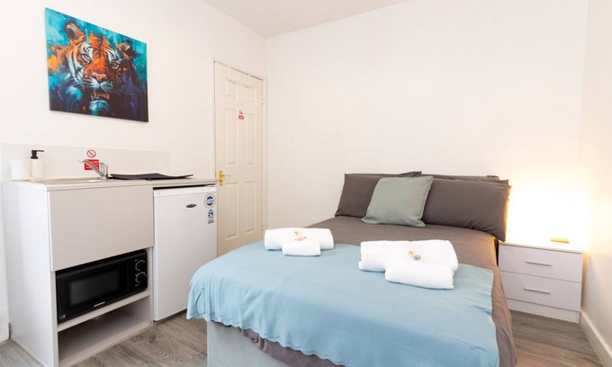 Sheffield Bed & Breakfast | Suite 4: Refurbished Room in a Shared House