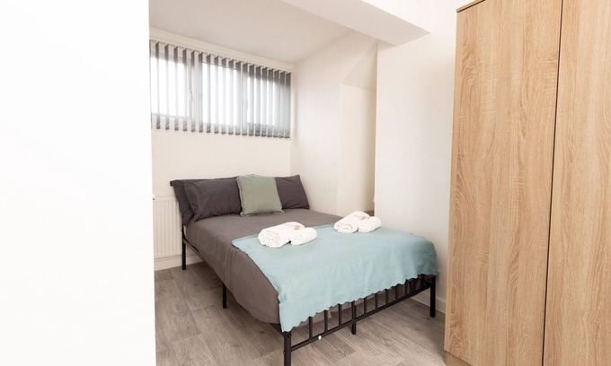 Sheffield Bed & Breakfast | Suite 5: Refurbished Room in a Shared House