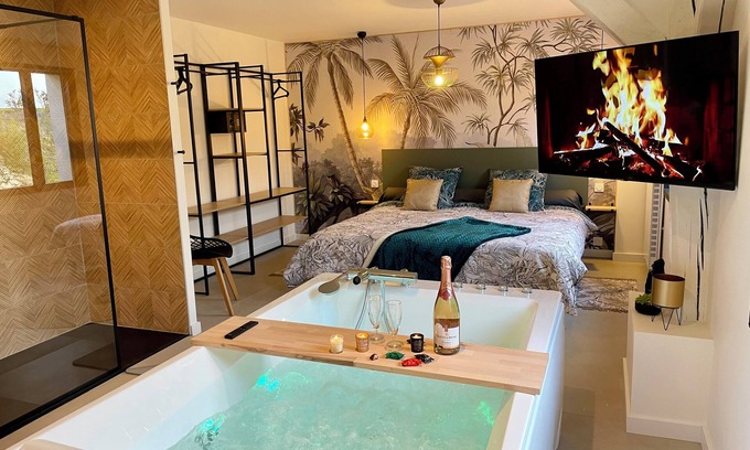 Louresse-Rochemenier Cottage | Suite "balnéo" 2 Personnes - Domaine des Varennes