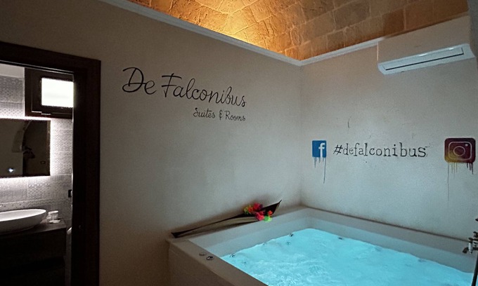 Pulsano House | Suite Il Vico – Charming Spa Suite with Jacuzzi, Sauna and Quadruple Room